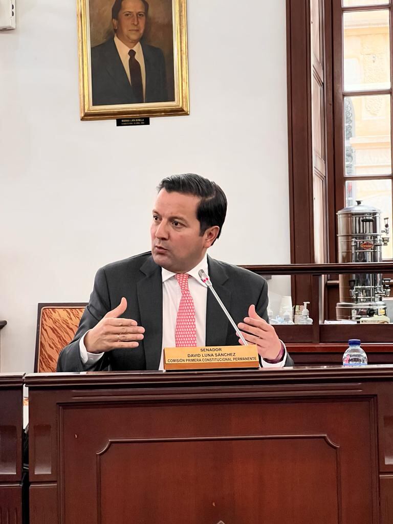 El senador por Cambio Radical David Luna, quien pidió la renuncia de la ministra de Minas, Irene Vélez.