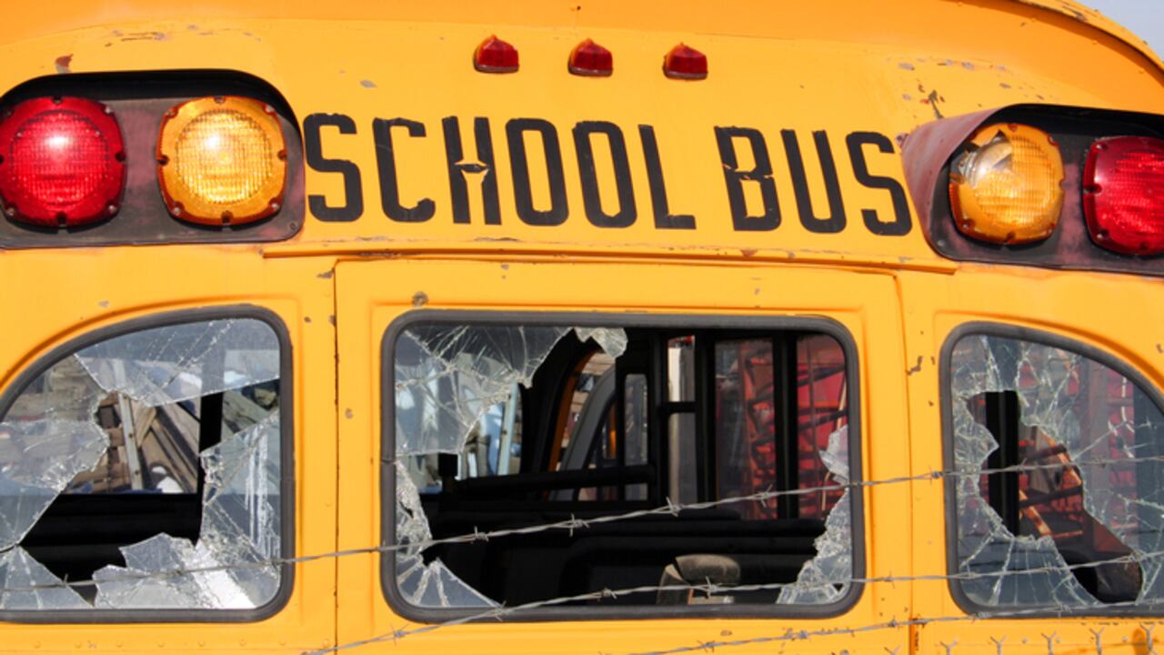 El autobús golpeó al peatón de 15 años, que estaba en una acera, antes de estrellarse contra el edificio.