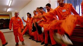 África del Sur: La violencia es una realidad en Pullsmore, en la prisión de Ciudad del Cabo. Pero el círculo de odio se pueden romper con métodos lúdicos como el baile.