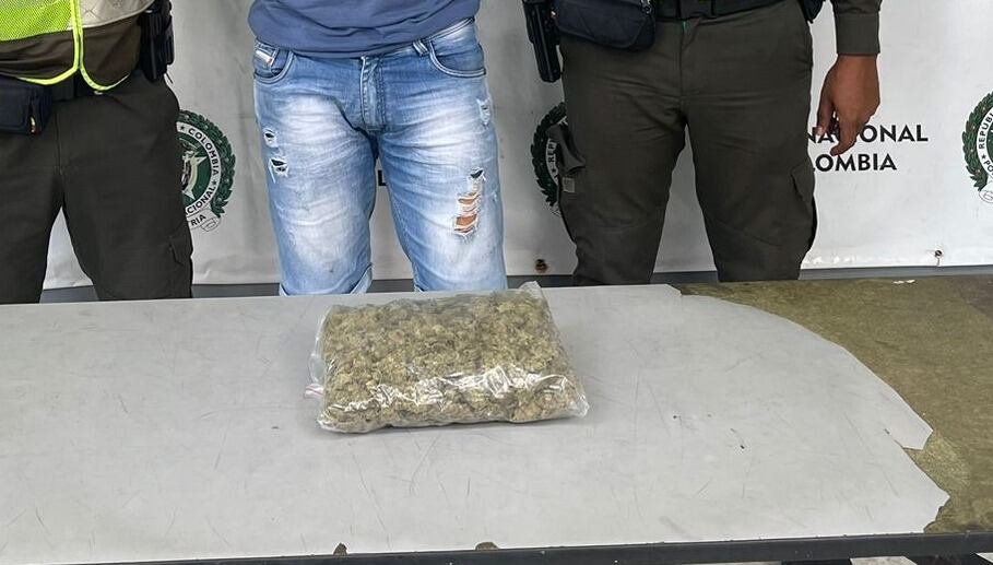 El paquete de marihuana que llevaba el hombre