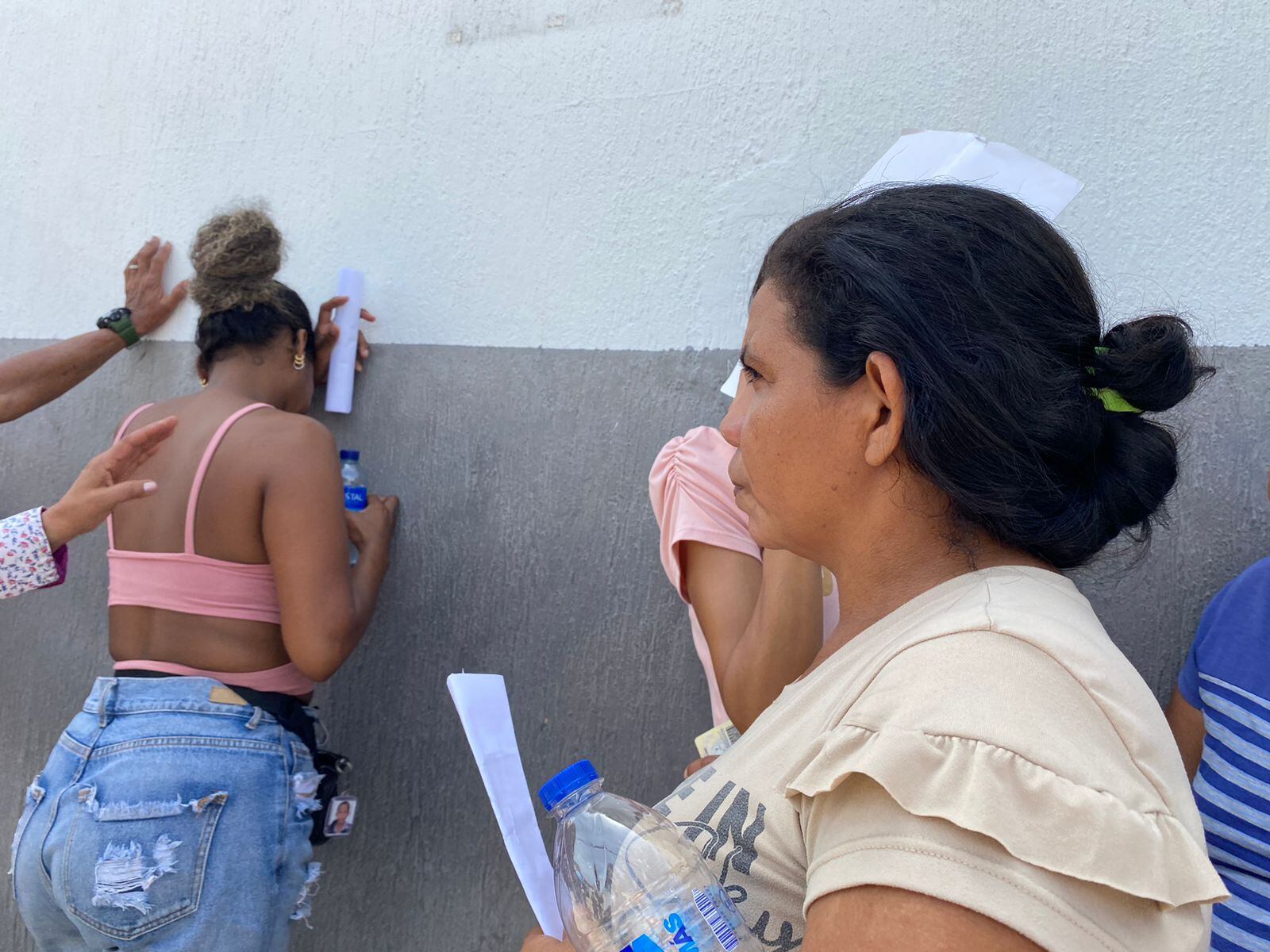 A mujer se le bajó la presión en Barranquilla en medio de las filas.
