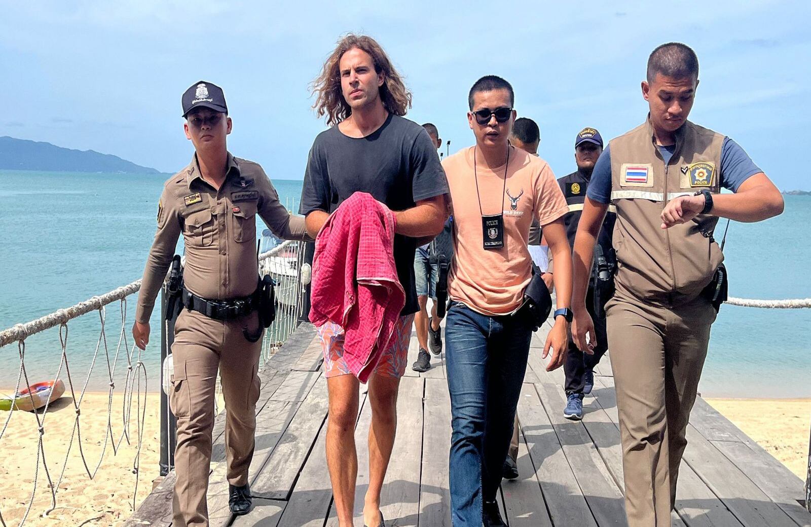 oficiales de policía tailandeses escoltaron al español Daniel Sancho Bronchalo, confeso asesino de un cirujano colombiano desde la isla de Koh Phagnan hasta el tribunal de la isla de Koh Samui, en el sur de Tailandia.