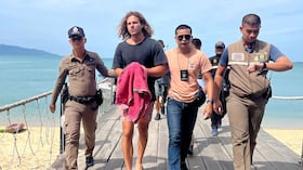 oficiales de policía tailandeses escoltaron al español Daniel Sancho Bronchalo, confeso asesino de un cirujano colombiano desde la isla de Koh Phagnan hasta el tribunal de la isla de Koh Samui, en el sur de Tailandia.