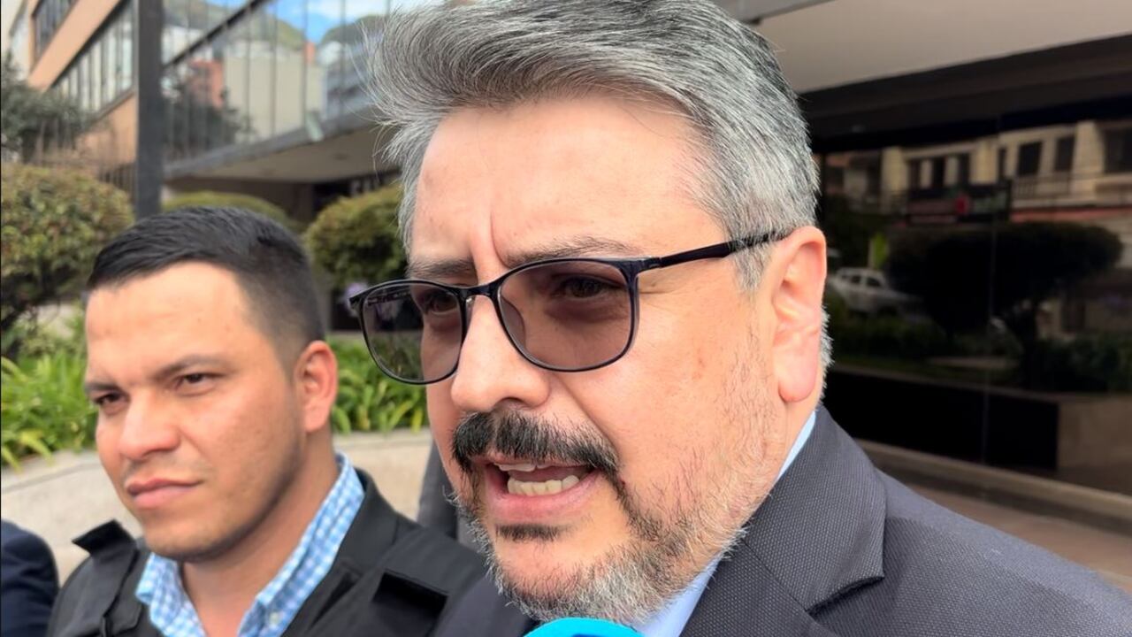 Sneyder Pinilla y su abogado, Diego Pérez, en la Corte Suprema.