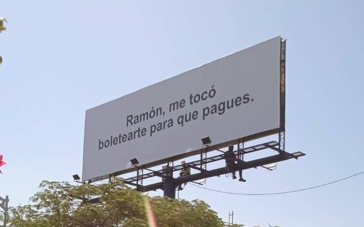 De las primeras vallas que aparecieron con el mensaje.