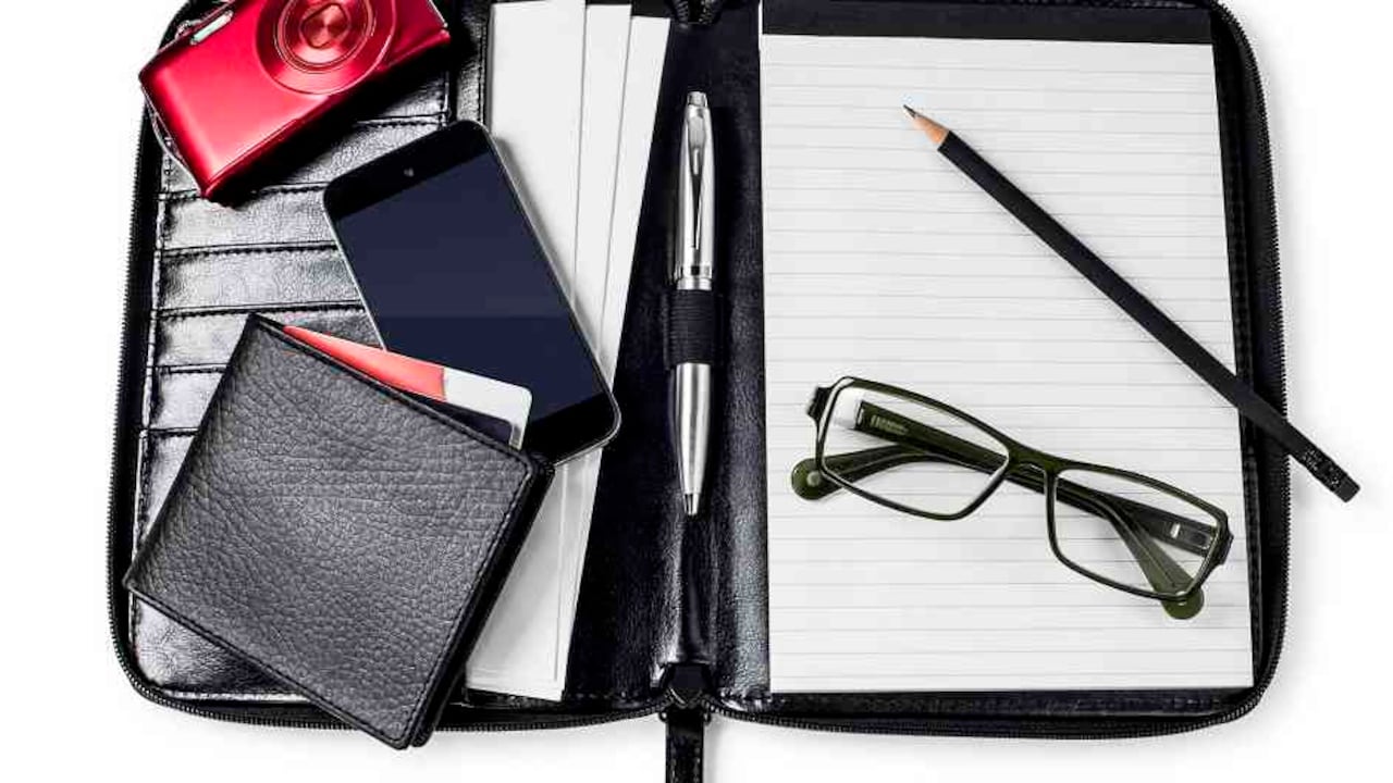 9. Billetera de viaje: El registro en su hotel o vuelo se vuelve mucho menos estresante cuando no se está buscando los documentos y se sabe exactamente en dónde están. Es una práctica herramienta. (Getty)