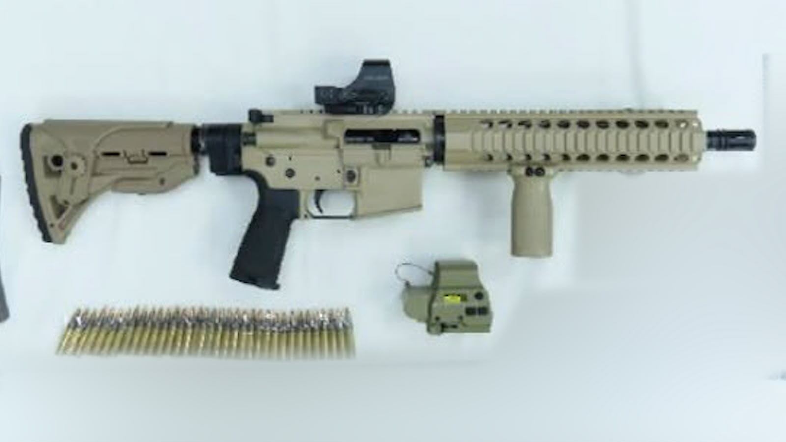 A la creadora de contenido Wendy Jeanette Durán Bocanegra le encontraron, en Pance, un fusil Colt calibre 5.56 de fabricación estadounidense, cuyo modelo y características no hace parte del inventario de la fuerza pública en Colombia
