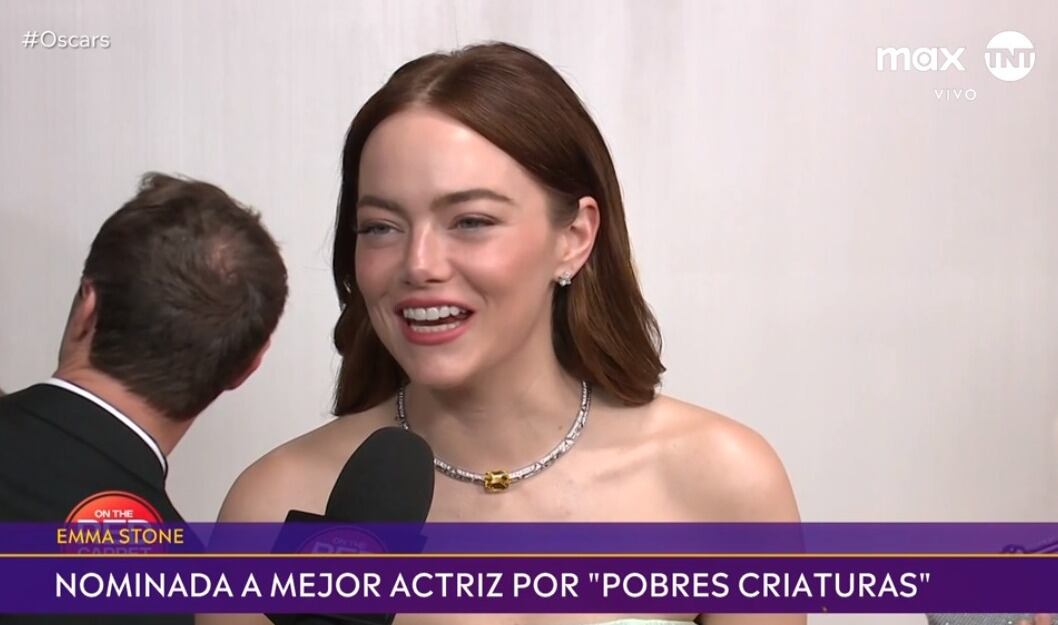 La actriz y productora, Emma Stone, hace su arribo a la gala en esta versión 96 de los Premios Óscar.