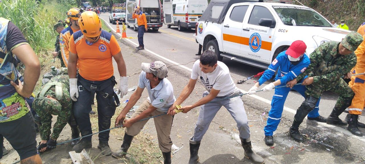 Comunidad, Defensa Civil, Policía y Ejército auxiliaron a las víctimas del accidente.