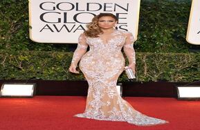 Jennifer Lopez se ha caracterizado por ser de las mejores vestidas y esta vez no fue la excepción. Se veía perfecta en este vestido de transparencias que no a toda mujer le favorece. (AP)