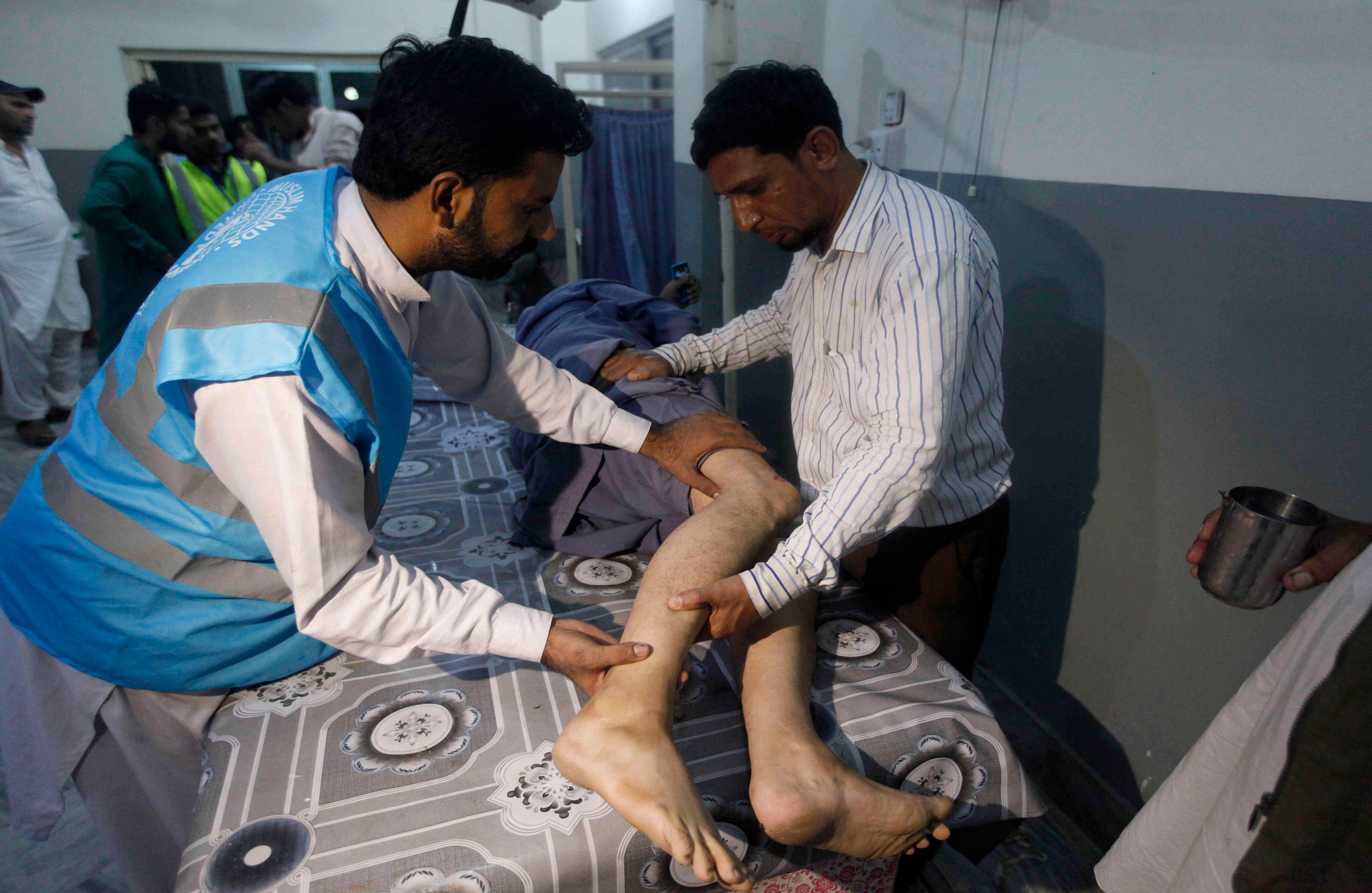 Un sobreviviente del terremoto es revisado en un hospital al norte de Pakistán por graves heridas en sus piernas. Foto: AP/ AJUM NAVEED.