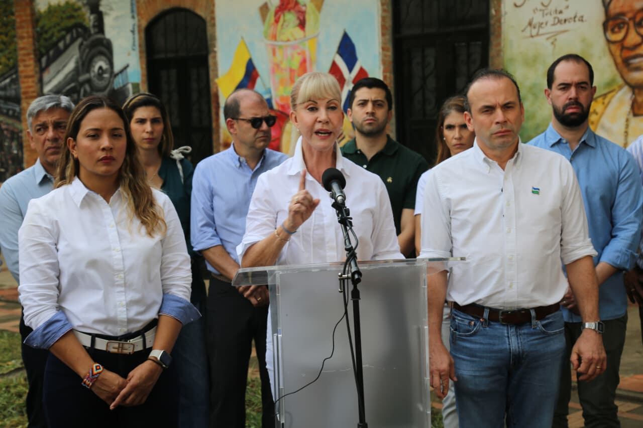 Dilian Francisca Toro y Alejandro Eder cuestionaron la decisión del presidente Gustavo Petro de aplazar la cofinanciación del proyecto ferroviario.