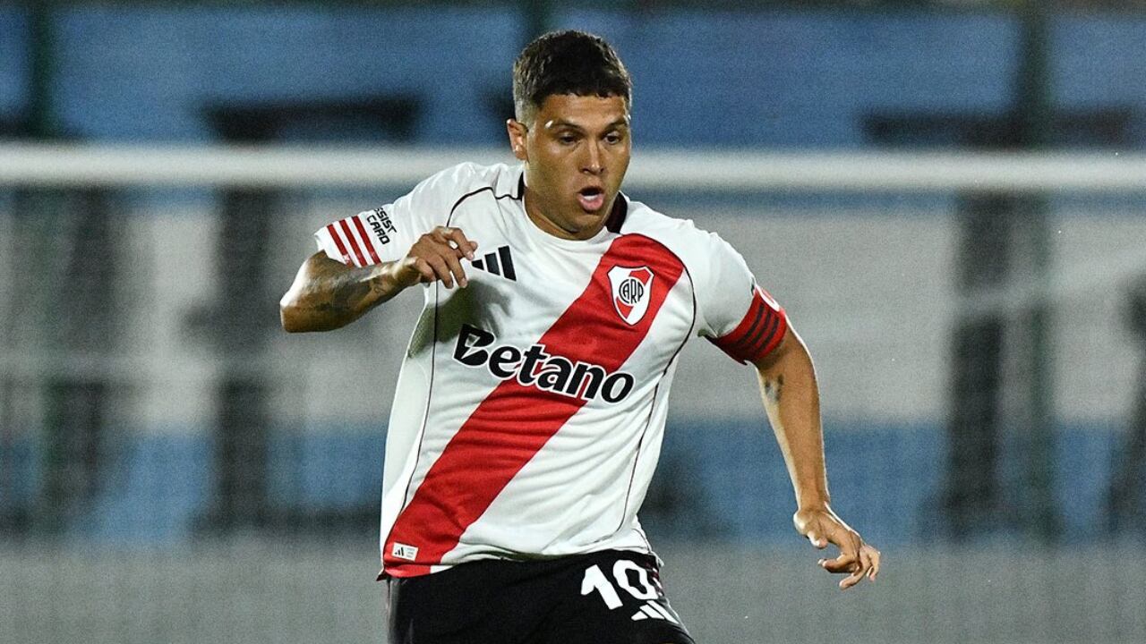 Juan Fernando Quintero como capitán de River Plate, ante Peñarol, en amistoso de pretemporada.