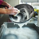 El agua puede dañar la forma y funcionamiento del sartén.