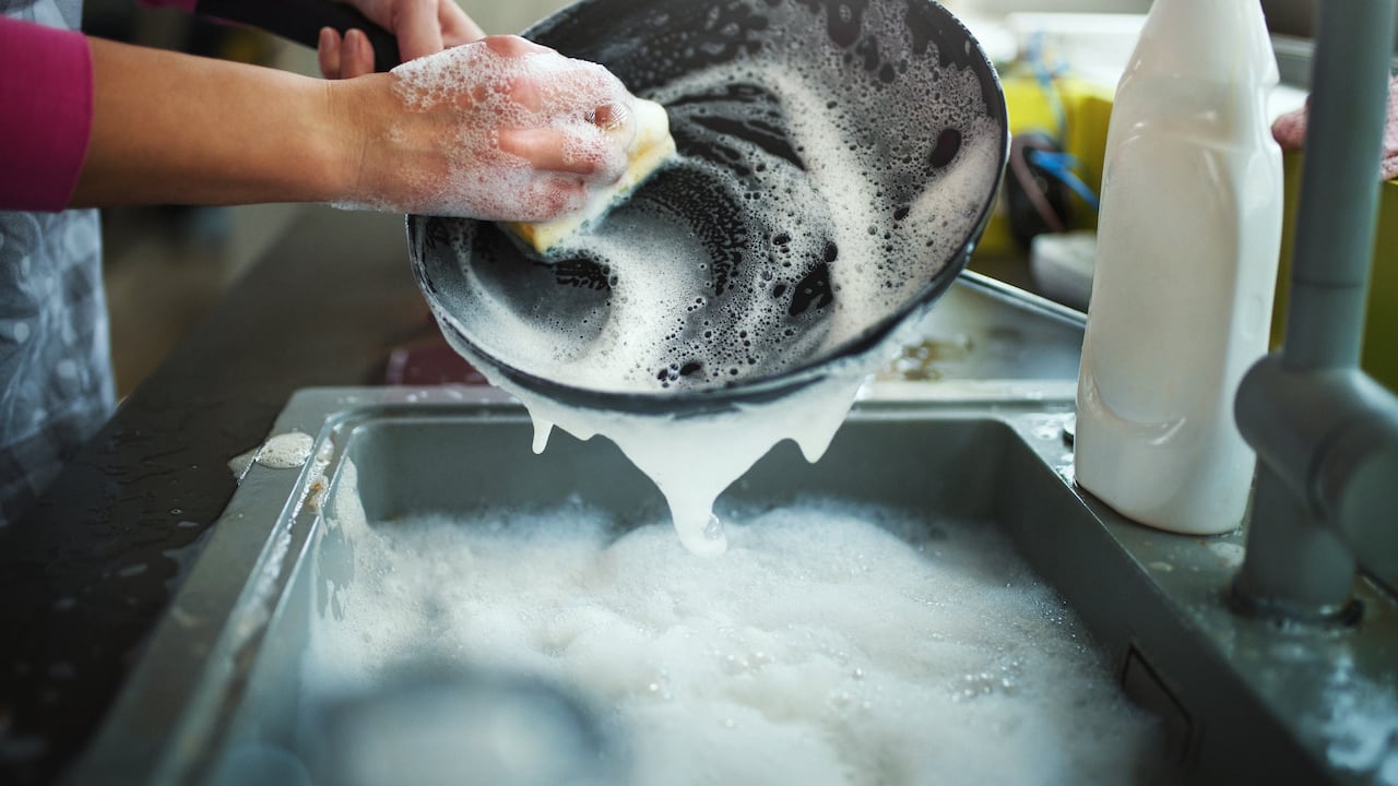 El agua puede dañar la forma y funcionamiento del sartén.
