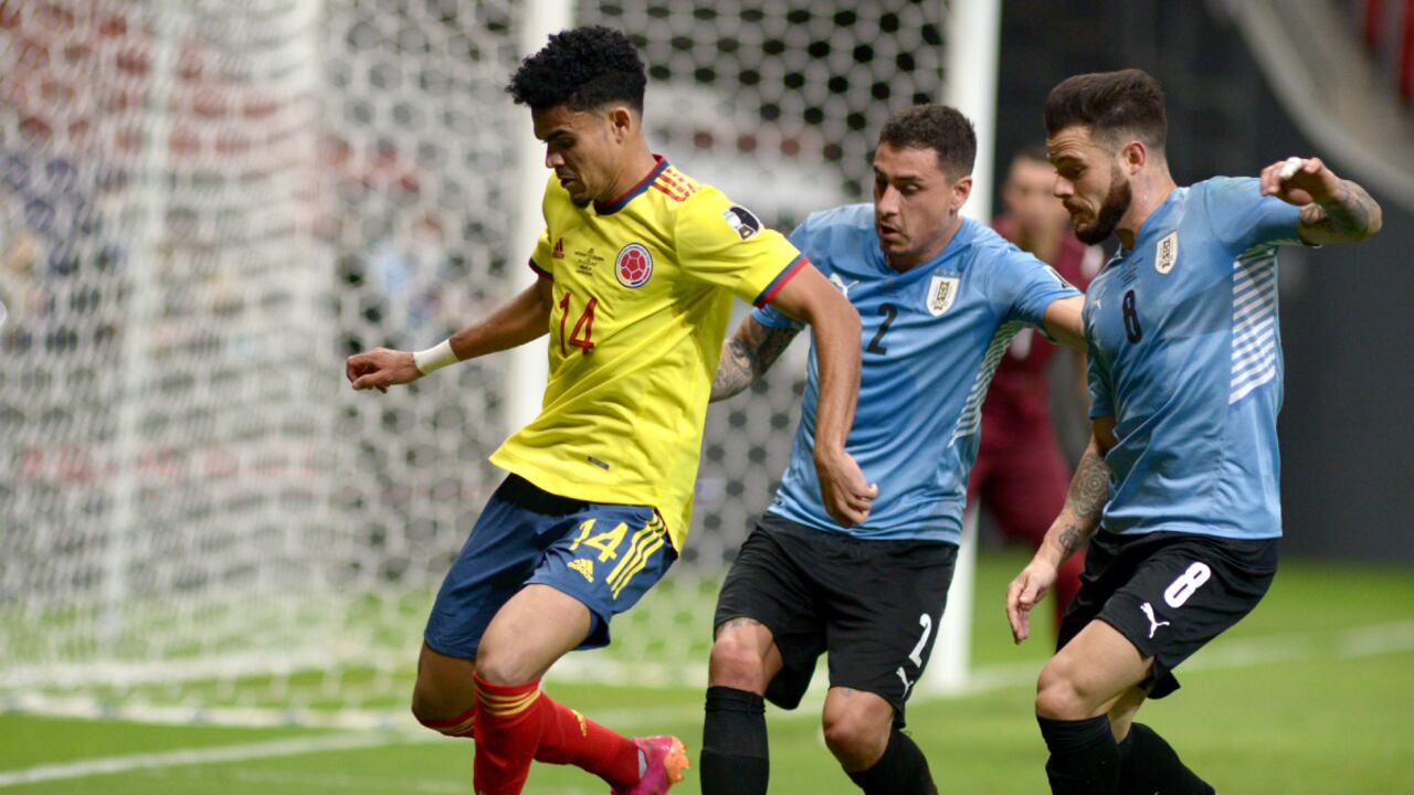 BRASILIA, BRAZIL - JULY 03: Luis Diaz of Colombia competes for the ball with Jose Gimenez (C) and Nahitan Nandez (R) of Uruguay during the Quarterfinal match between Uruguay and Colombia as part of Conmebol Copa America Brazil 2021 at Mane Garrincha Stadium on July 3, 2021 in Brasilia, Brazil. (Photo by MB Media/Getty Images)