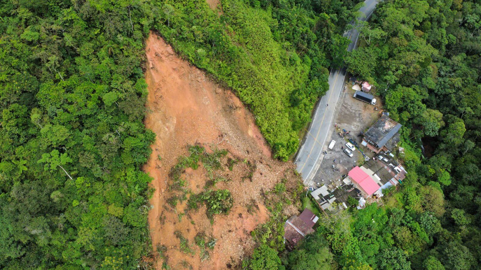 Más de 60 mil metros cúbicos de tierra taponaron la autopista Medellín - Bogotá a la altura de San Luis, Antioquia.