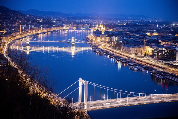 Vista del Chain Bridge, en Budapest, Hungría.
