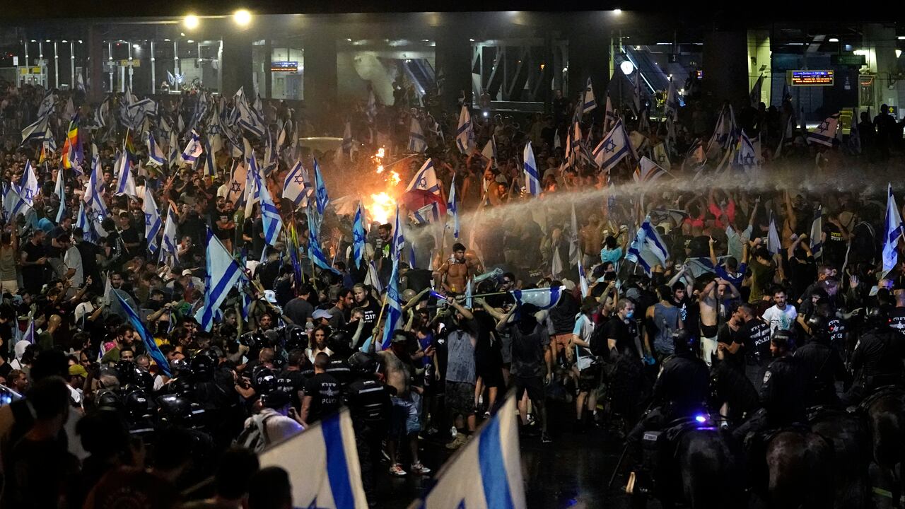 La policía antidisturbios intenta desalojar a los manifestantes con un cañón de agua durante una protesta contra los planes del gobierno de Netanyahu para reformar el sistema judicial, en Tel Aviv, el lunes 24 de julio de 2023. Los legisladores israelíes aprobaron el lunes una parte clave del divisivo plan del primer ministro Benjamin Netanyahu para remodelar el sistema de justicia del país a pesar de las protestas masivas que han expuesto fisuras sin precedentes en la sociedad israelí.