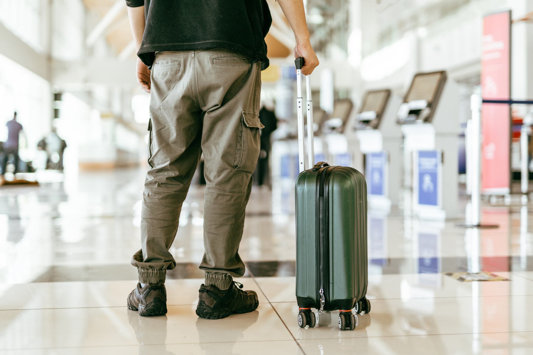 Hombre en el aeropuerto