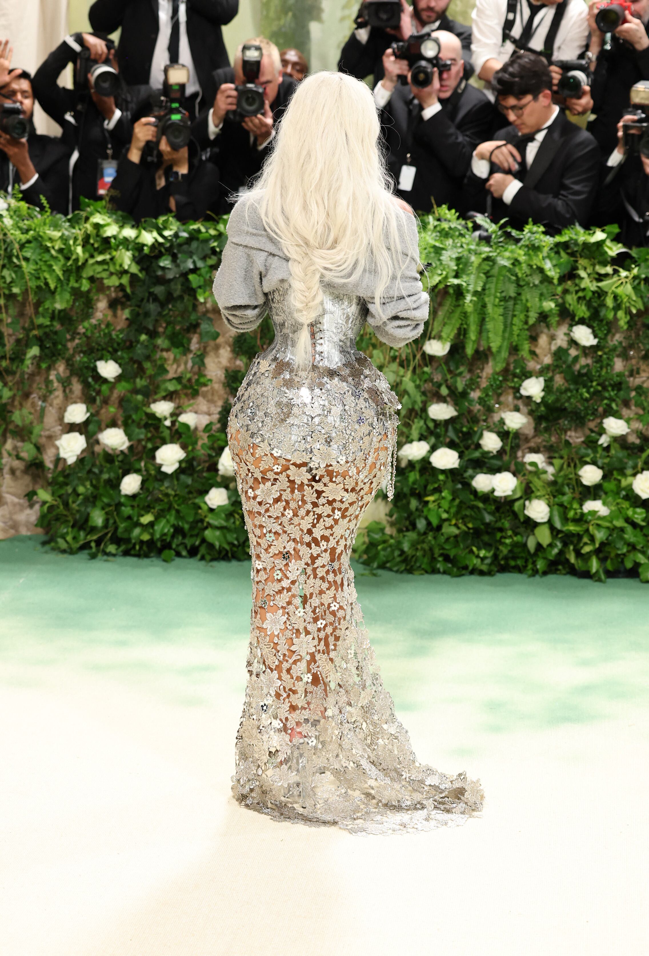 Kim Kardashian causó gran impacto en la Met Gala con ajustado corsé; su pequeña cintura se ‘robó' todas las miradas