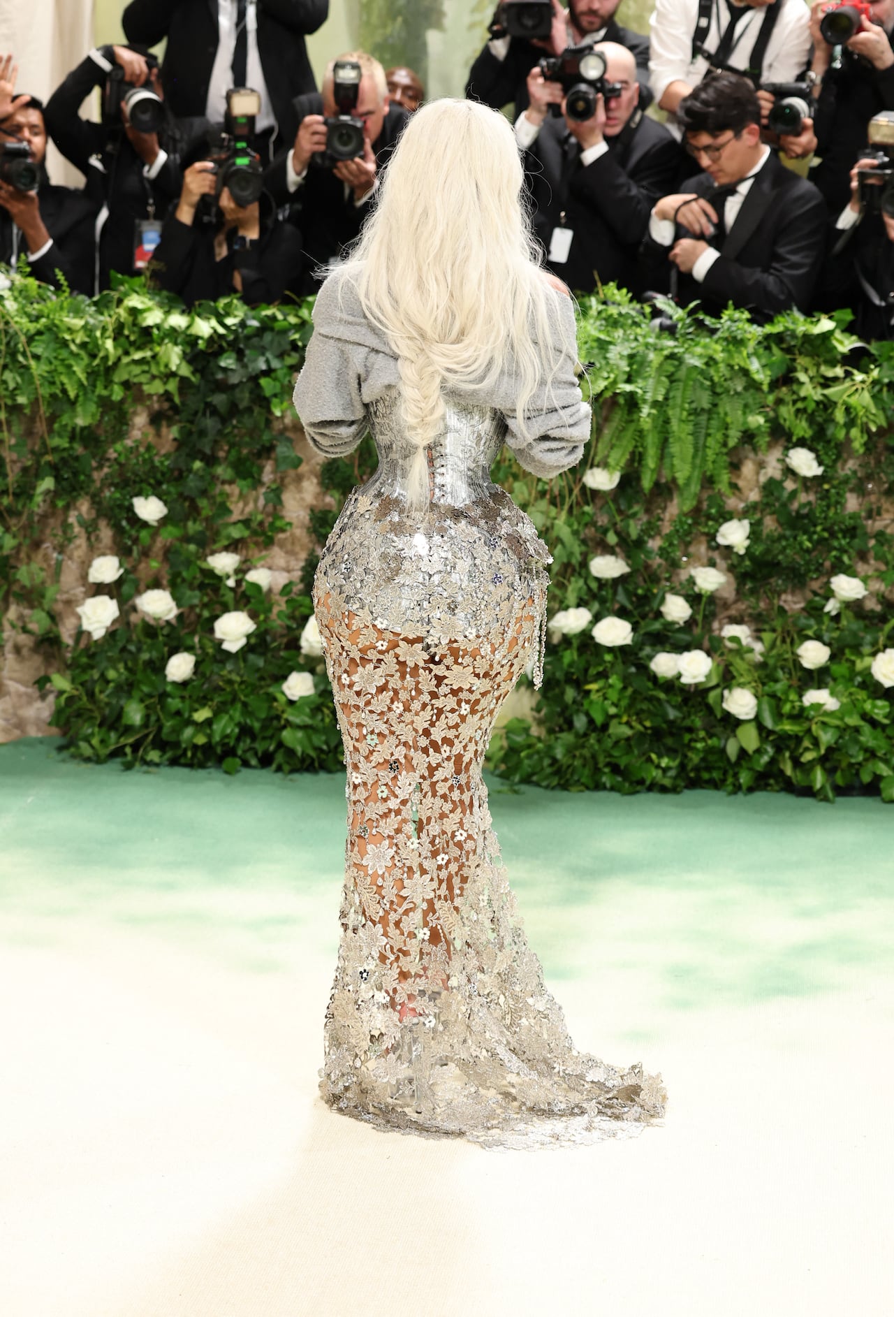 Kim Kardashian causó gran impacto en la Met Gala con ajustado corsé; su pequeña cintura se ‘robó' todas las miradas