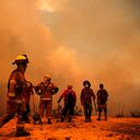 Los bomberos luchan por atajar las llamas. (Photo by Javier TORRES / AFP)