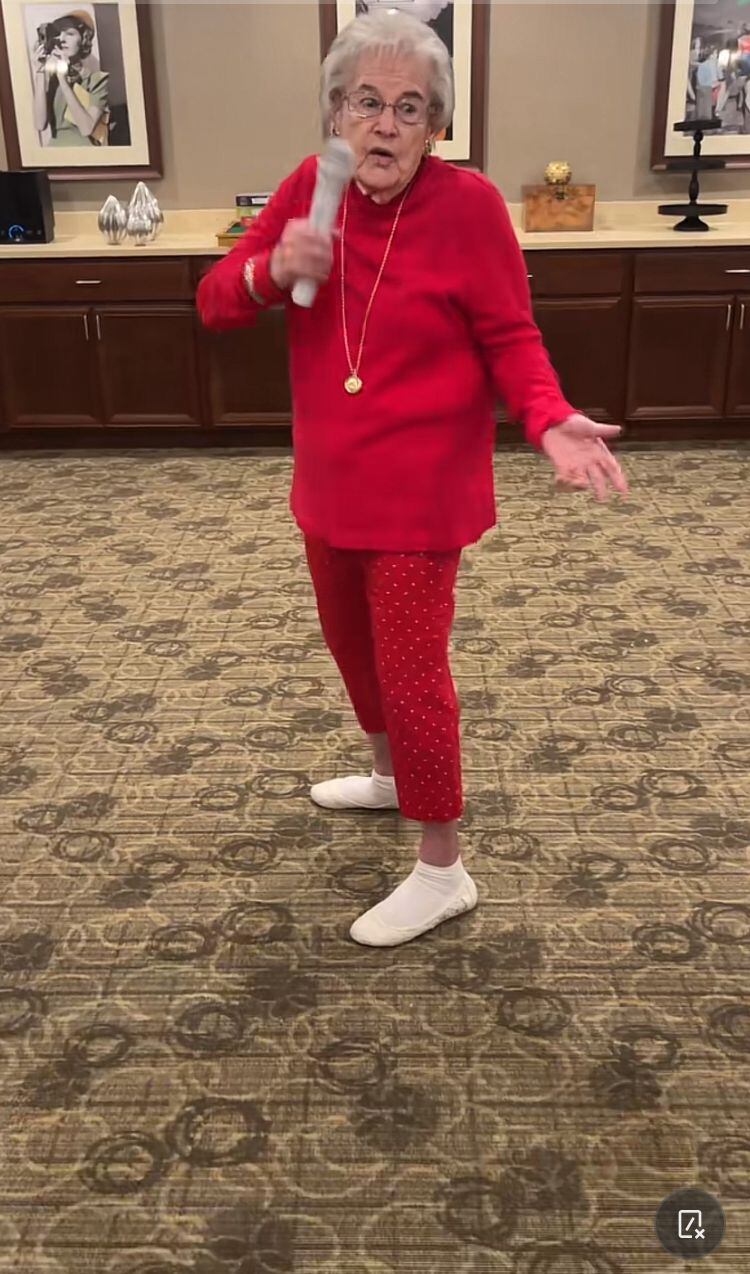 Abuela bajo papel de Rihanna