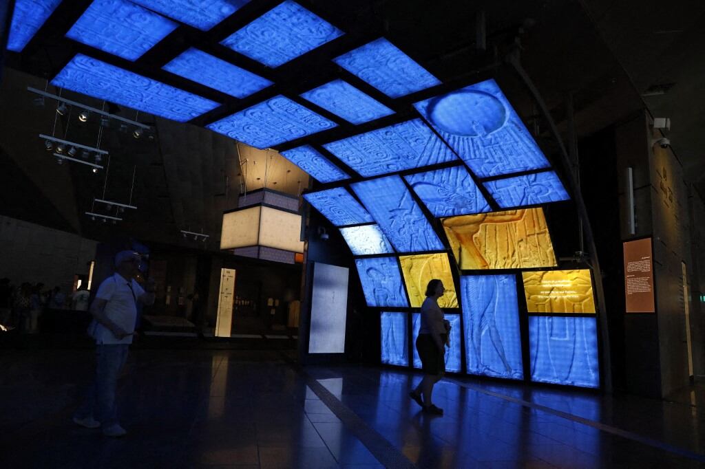 Una vista del Gran Museo Egipcio, ubicado cerca de las Pirámides de Giza, en Giza, Egipto, el 14 de octubre de 2025. El museo, terminado después de 18 años de construcción, alberga miles de artefactos que abarcan desde la prehistoria hasta los períodos faraónico y romano. Conocido como el museo más grande del mundo dedicado al patrimonio de un solo país, también incluye salas de exposiciones, un museo para niños, un centro de conferencias y áreas de conservación. Fareed Kotb / Anadolu (Foto de Fareed Kotb / Anadolu vía AFP)