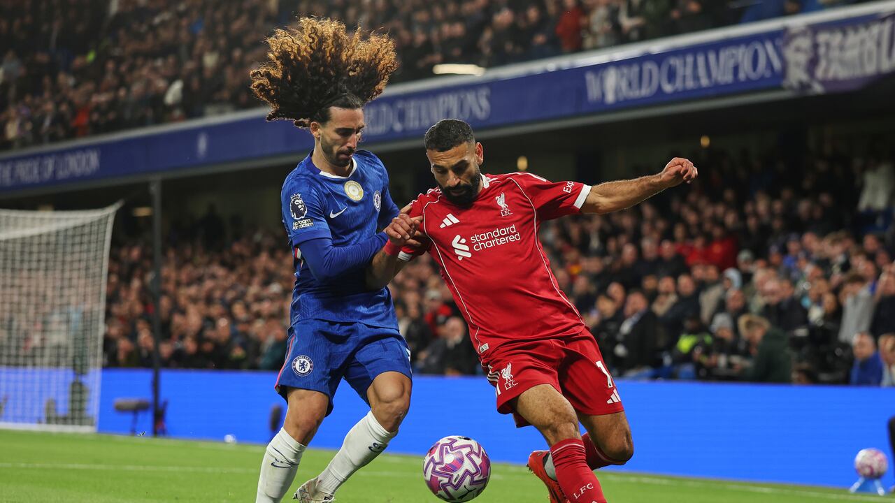 Marc Cucurella marcando a Mohamed Salah en el partido de Chelsea vs. Liverpool