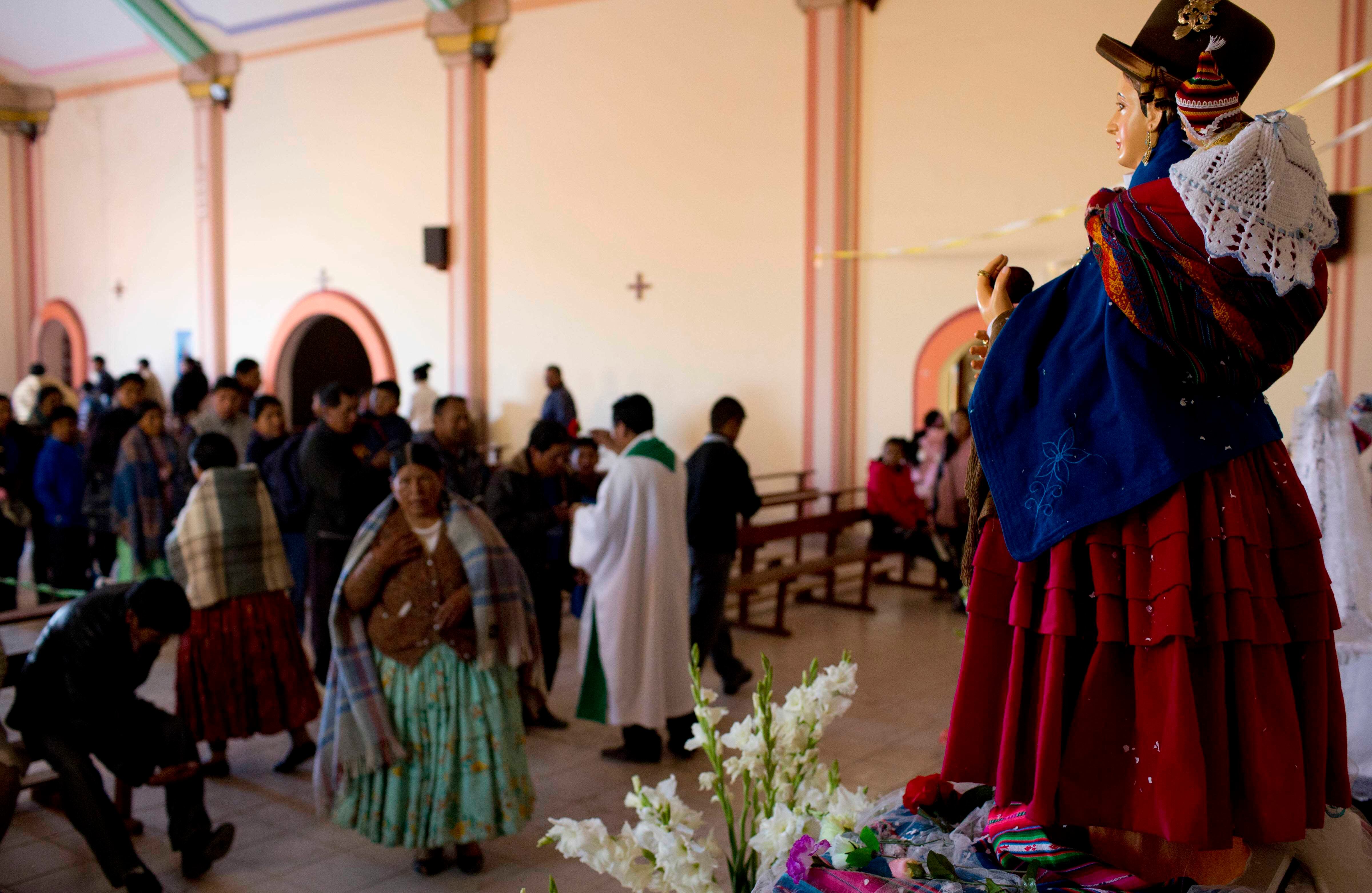 La virgen 'Cholita' congrega a varios integrantes de la comunidad Aymara. Las mujeres indígenas llevan sus oraciones al altar de los altilplanos bolivianos.