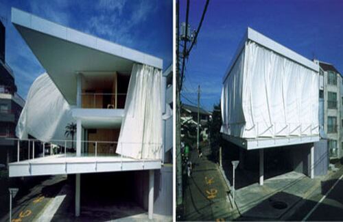 La casa que tiene una 'cortina-pared' es la residencia de Ban, fue diseñada en 1995  y está inspirada en estilo tradicional japonés. La 'cortina-pared' cubre los dos pisos de la casa y la separa del aíre libre. 