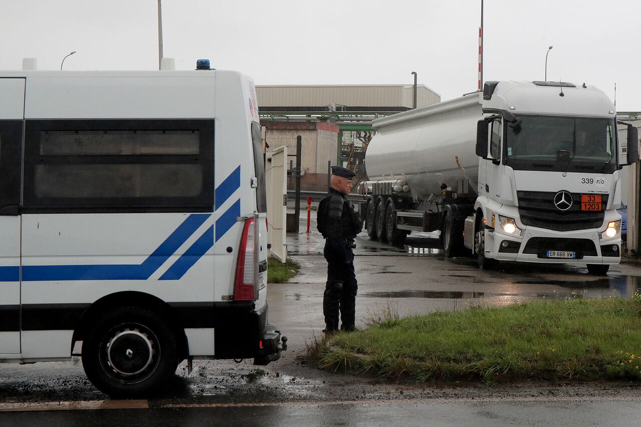 En imágenes : escasez de combustible en las estaciones de Francia.