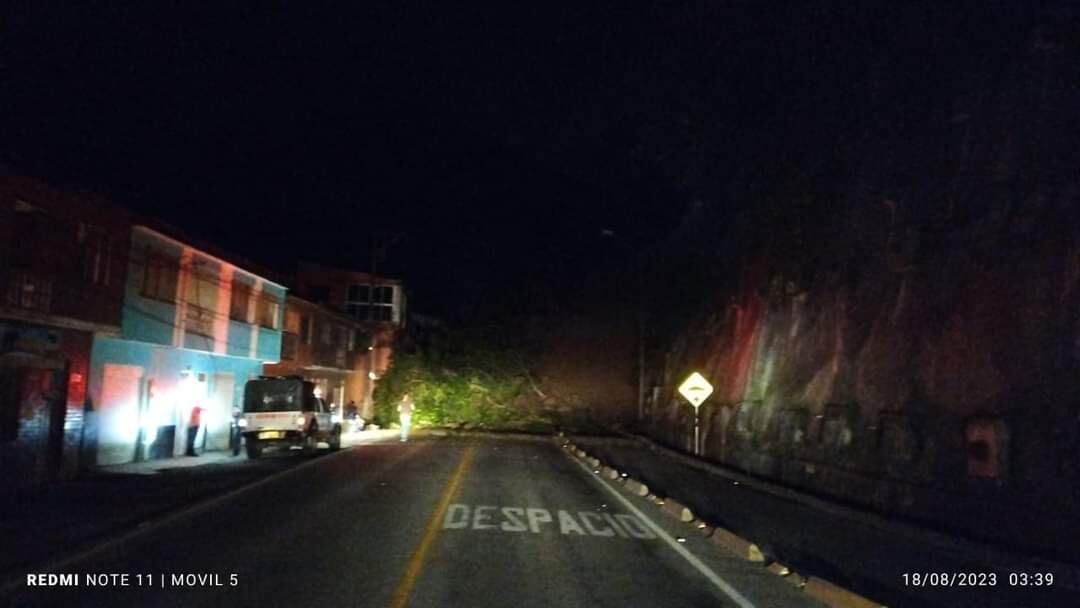 Escombros en la vía Bogotá - Villavicencio.