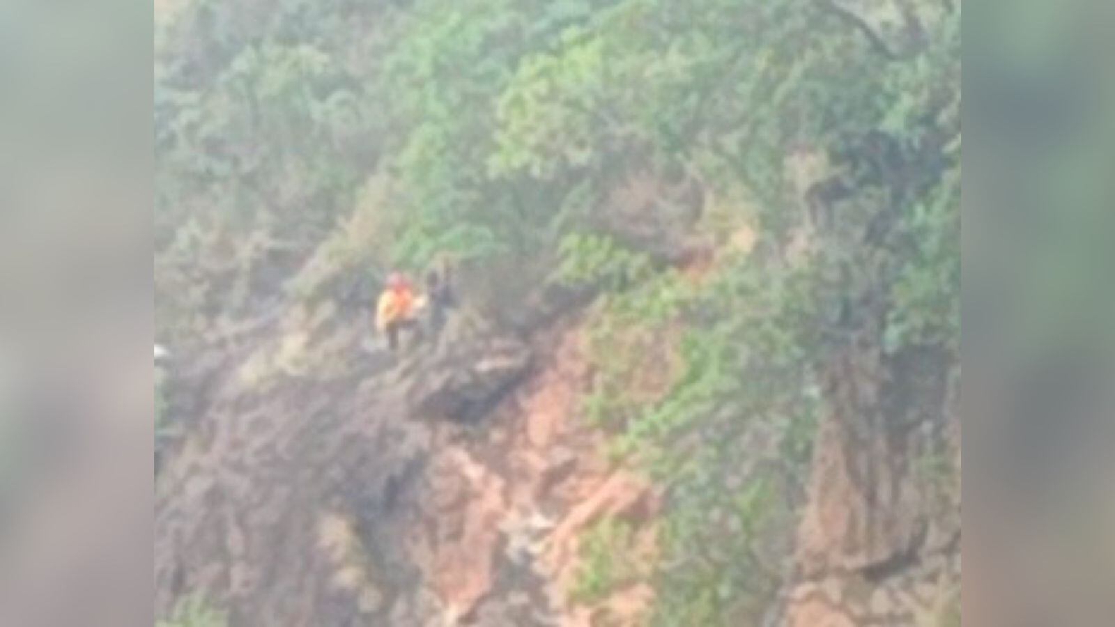 Funcionario de Invías realiza trabajos en la montaña aledaña a la carretera.