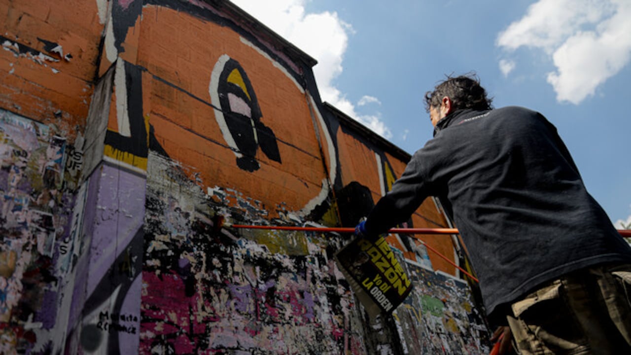 Cientos de personas se reúnen para realizar el mural en honor a las madres de las personas desaparecidas en Medellín y en apoyo a los colectivos que realizaron allí el mural de “Las cuchas tienen razón”.