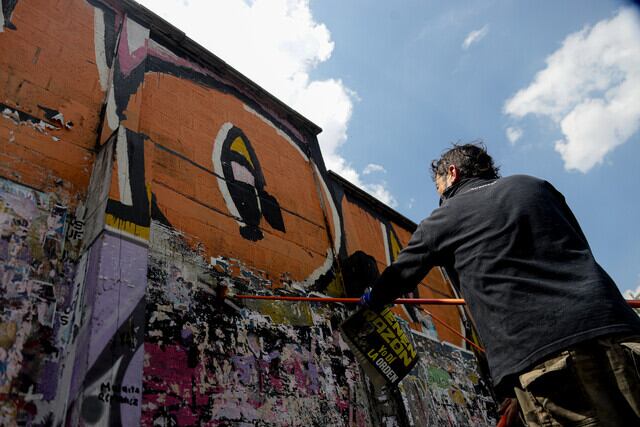 Cientos de personas se reúnen para realizar el mural en honor a las madres de las personas desaparecidas en Medellín y en apoyo a los colectivos que realizaron allí el mural de “Las cuchas tienen razón”.