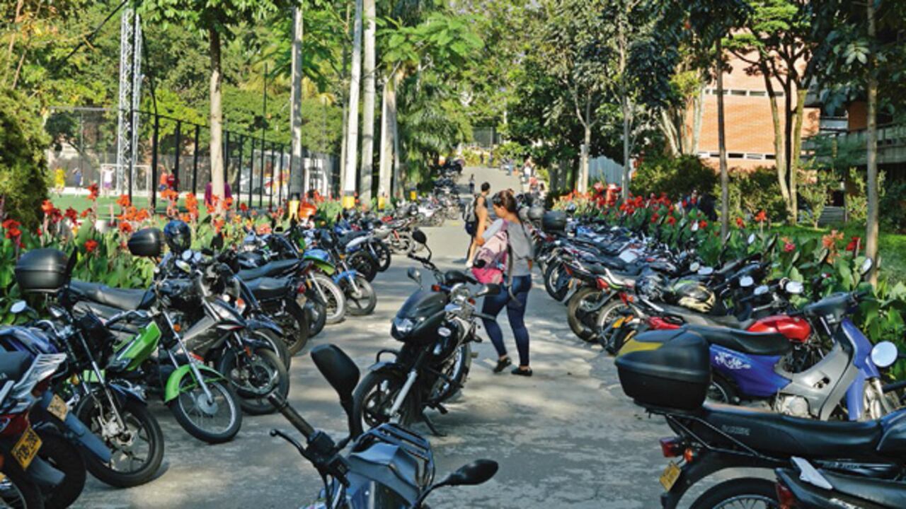 Todos los días llegan 700 motocicletas pero solo hay espacio para guardar 400. Eso produce conflictos permanentes.