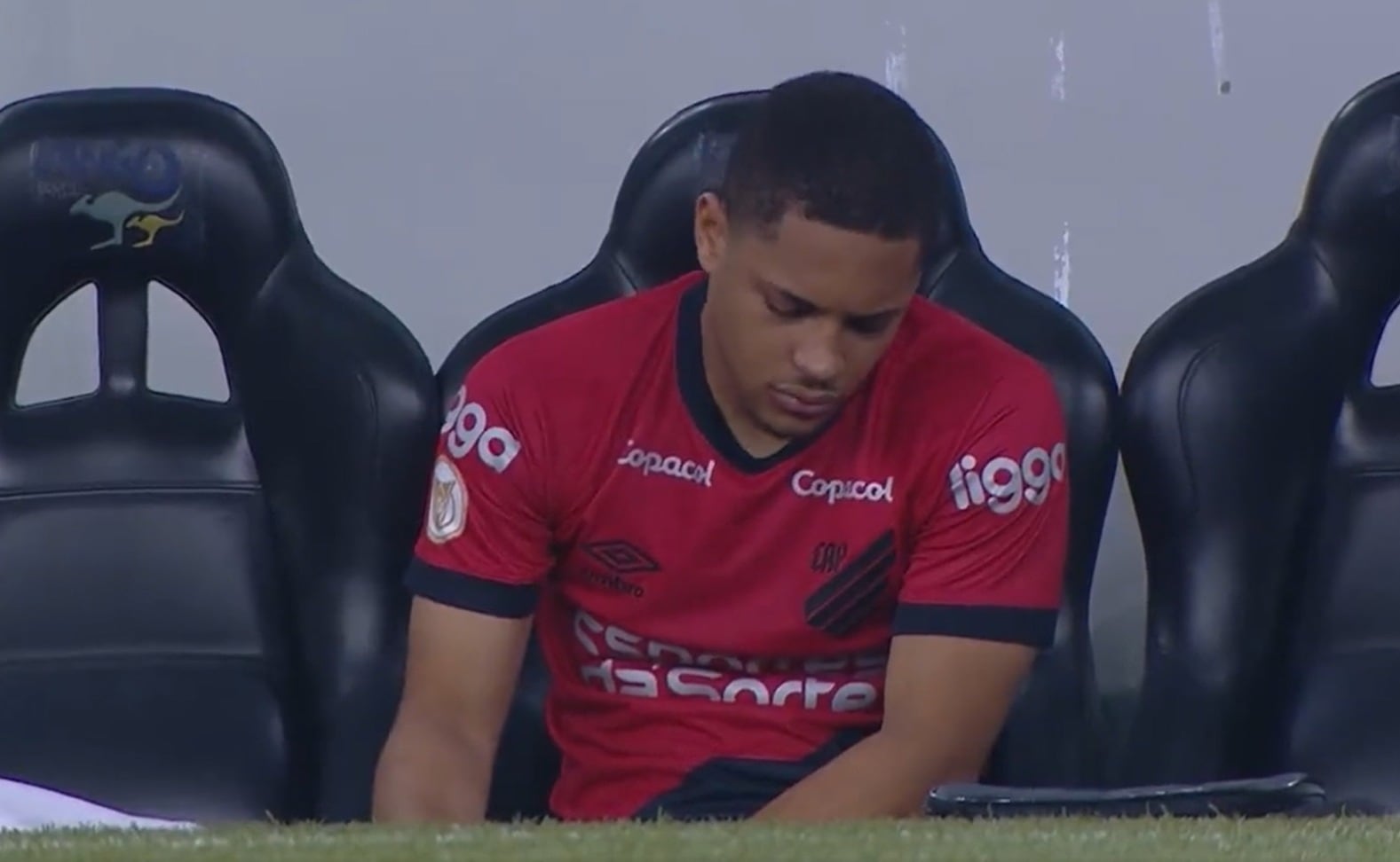 Vitor Roque sentado en el banco después de la lesión.