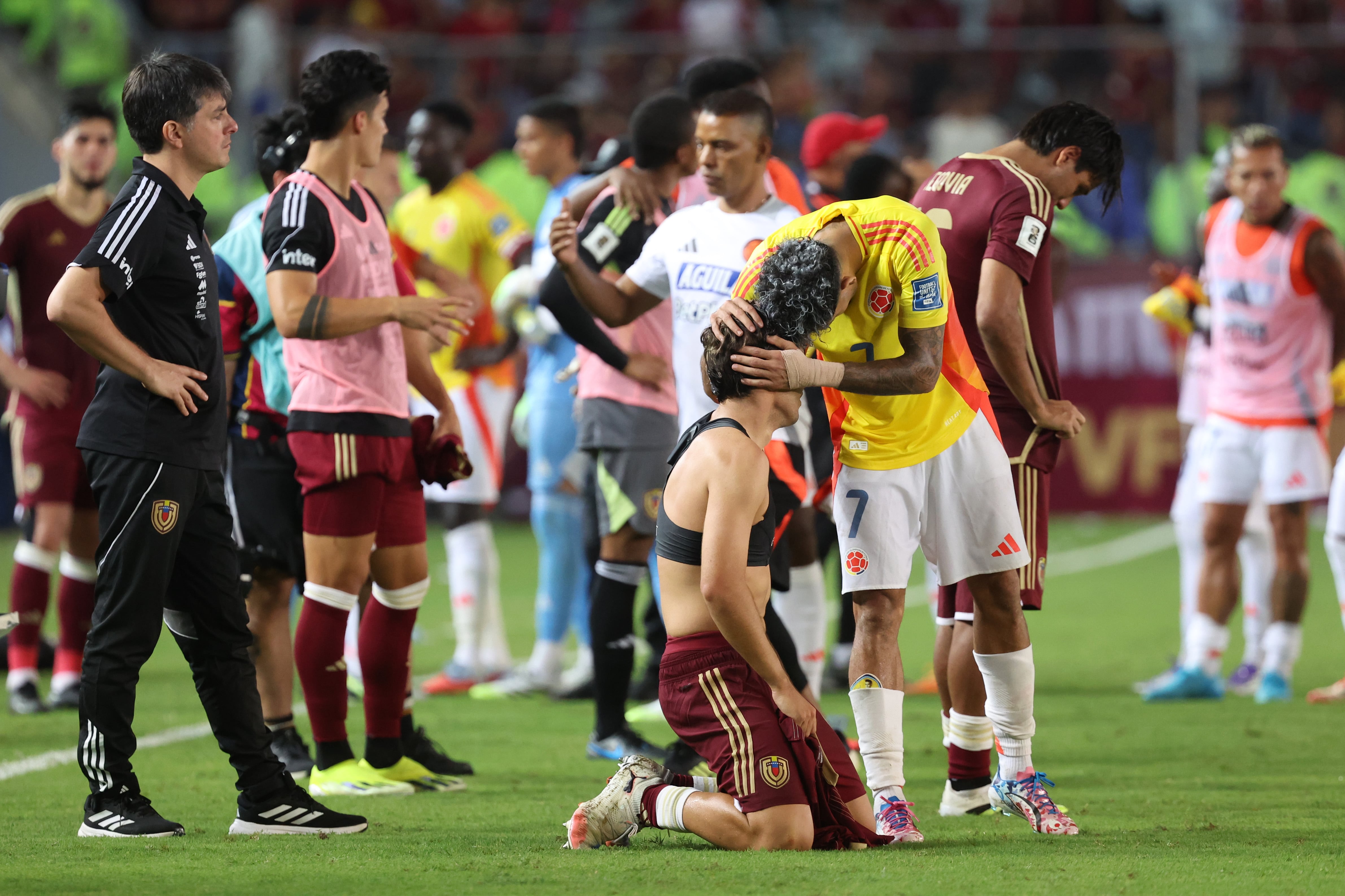 MATURIN, VENEZUELA - SEPTEMBER 09: Luis Diaz of Colombia comforts Jon Aramburu of Venezuela after Venezuela's defeat and being eliminated from contention following the South American FIFA World Cup 2026 Qualifier match between Venezuela and Colombia at Estadio Monumental de Maturin on September 09, 2025 in Maturin, Venezuela. (Photo by Edilzon Gamez/Getty Images)