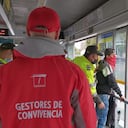 Gestores de convivencia y Policía haciendo patrullaje en las estaciones de TransMilenio.