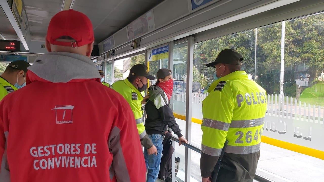 Gestores de convivencia y Policía haciendo patrullaje en las estaciones de TransMilenio.