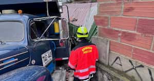 Camión colisionó con un jardín infantil en Medellín.