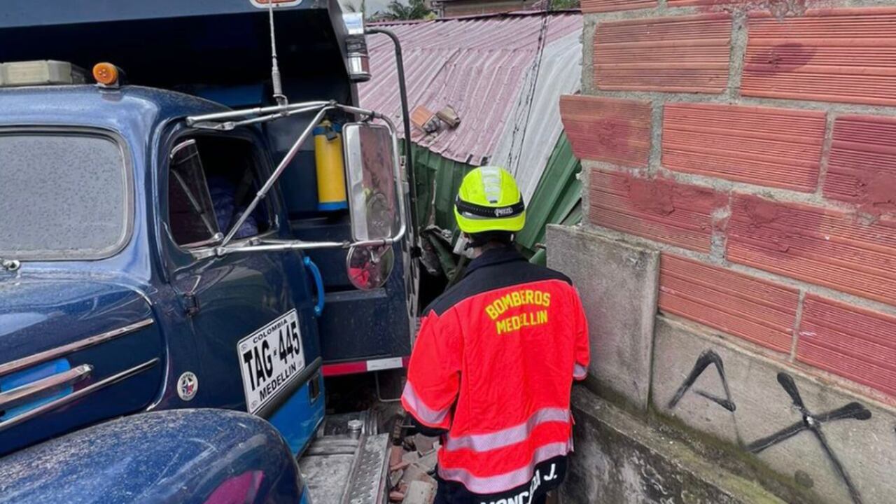 Camión colisionó con un jardín infantil en Medellín.