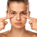 Las ojeras o bolsas en los ojos pueden presentarse por falta de descanso.