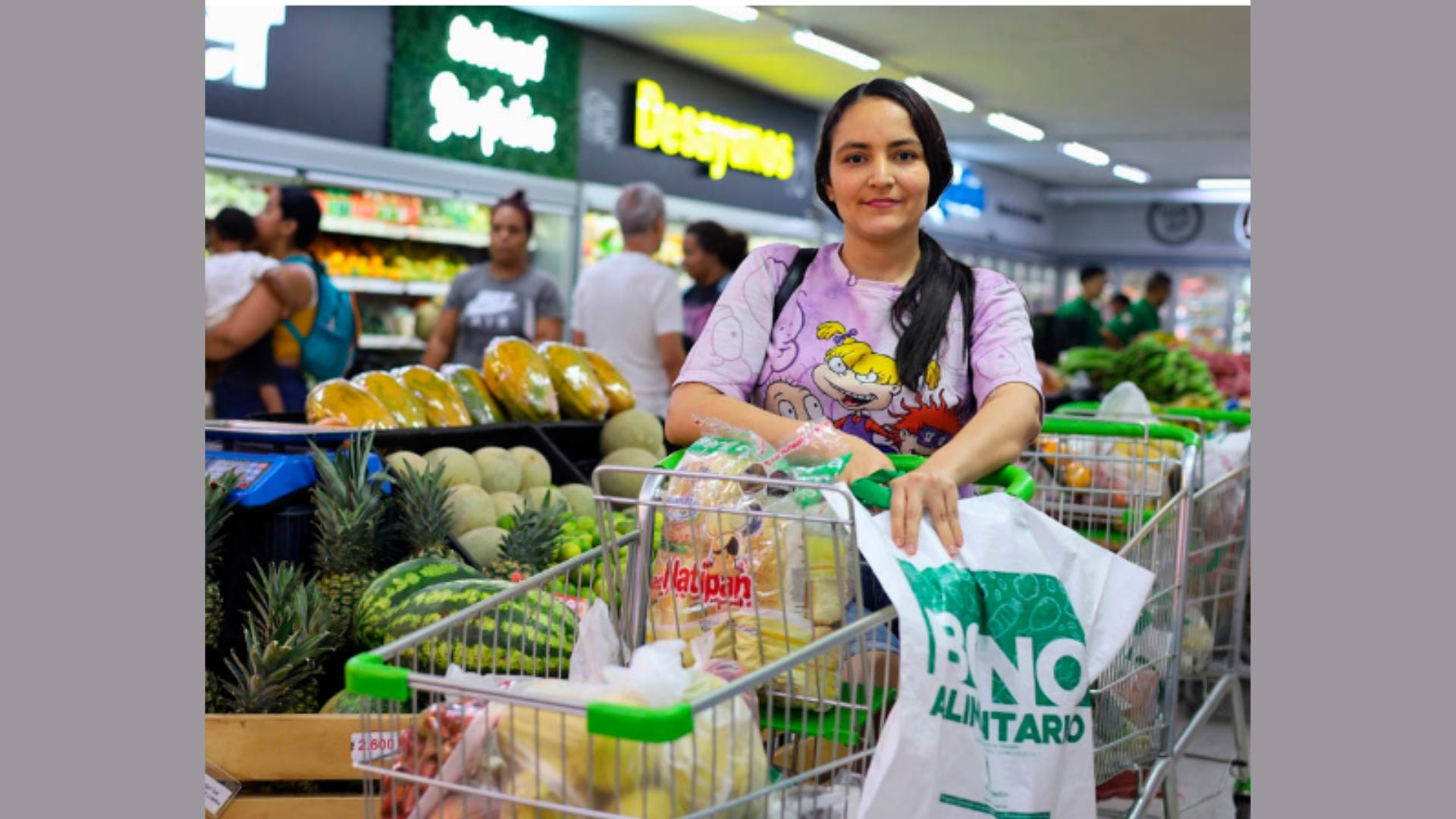 Familias beneficiarias utilizan el bono alimentario para adquirir productos básicos en comercios autorizados de Medellín.