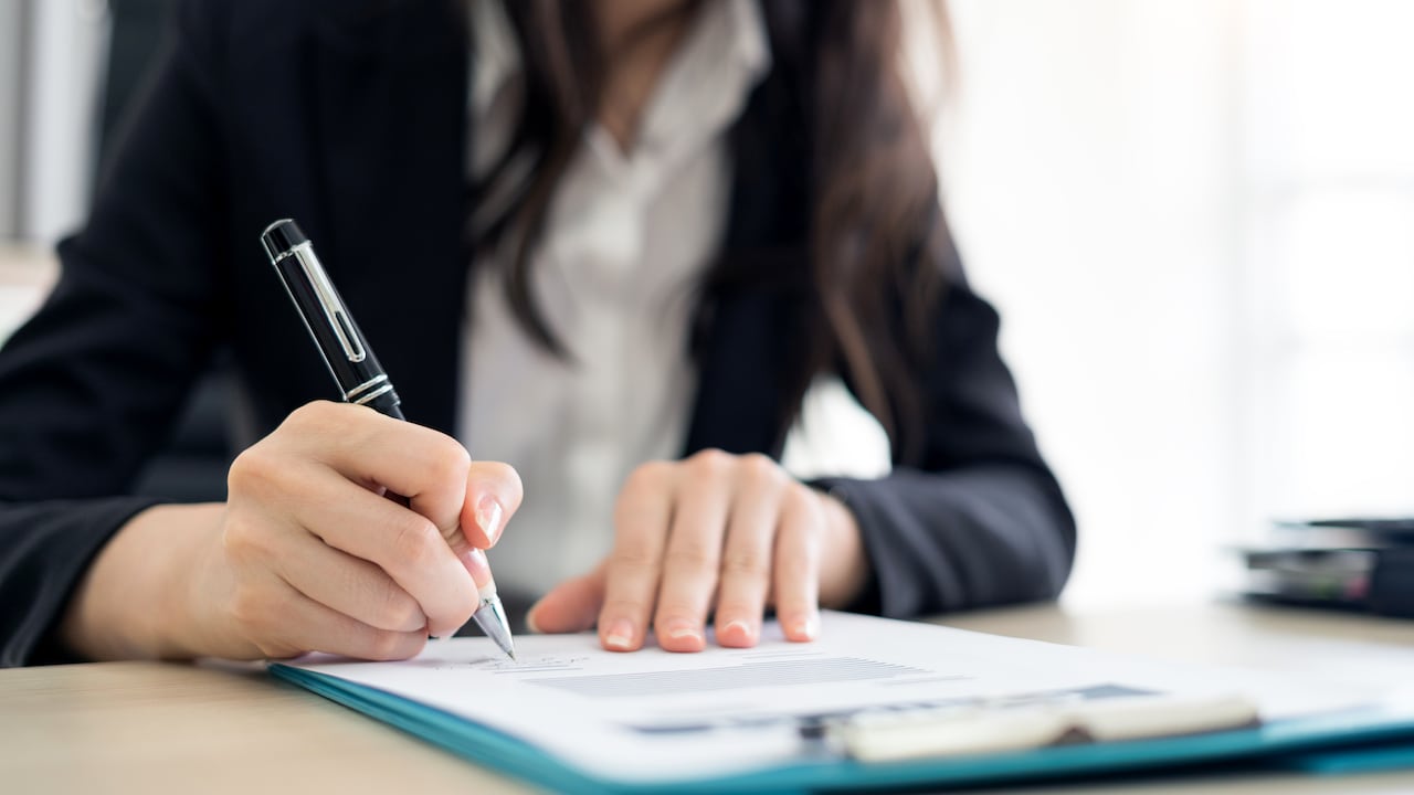 Qué significa firmar con el nombre completo, según la psicología