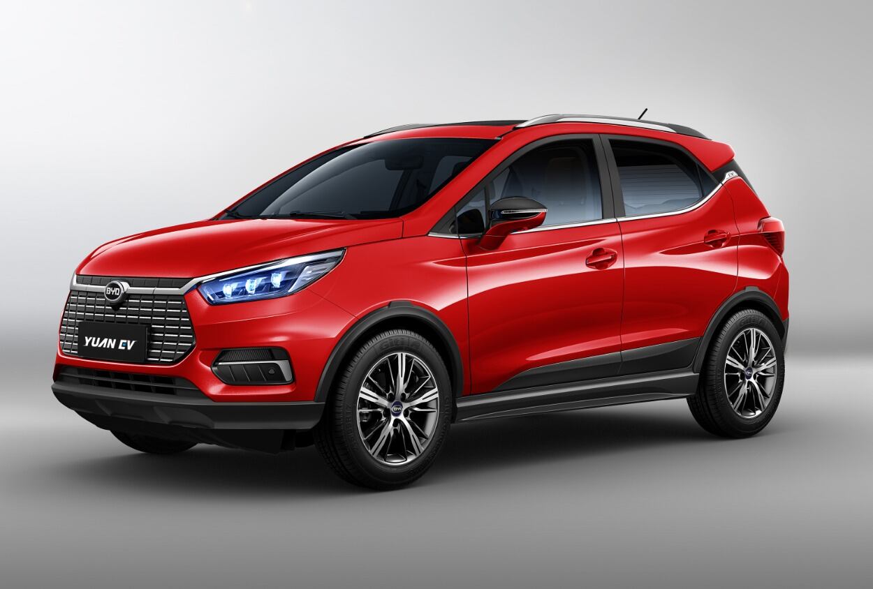 El e2 EV es un sedán con autonomía de 305 kilómetros o 402 kilómetros por carga.