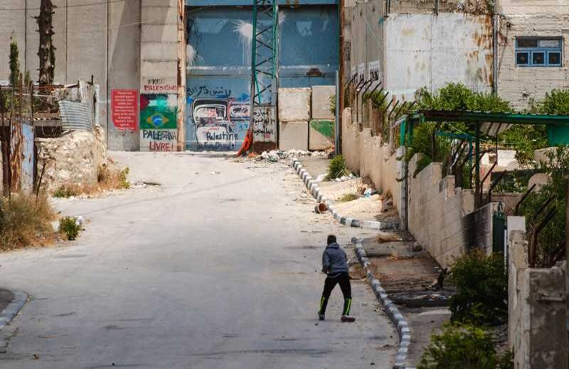 En varias partes del muro, del lado palestino, la comunidad, incluida los niños, lanza piedras al mismo como acto simbólico. Una directiva para el ejército de ocupación israelí señala que a una piedra, ellos pueden responder con una bala letal. 