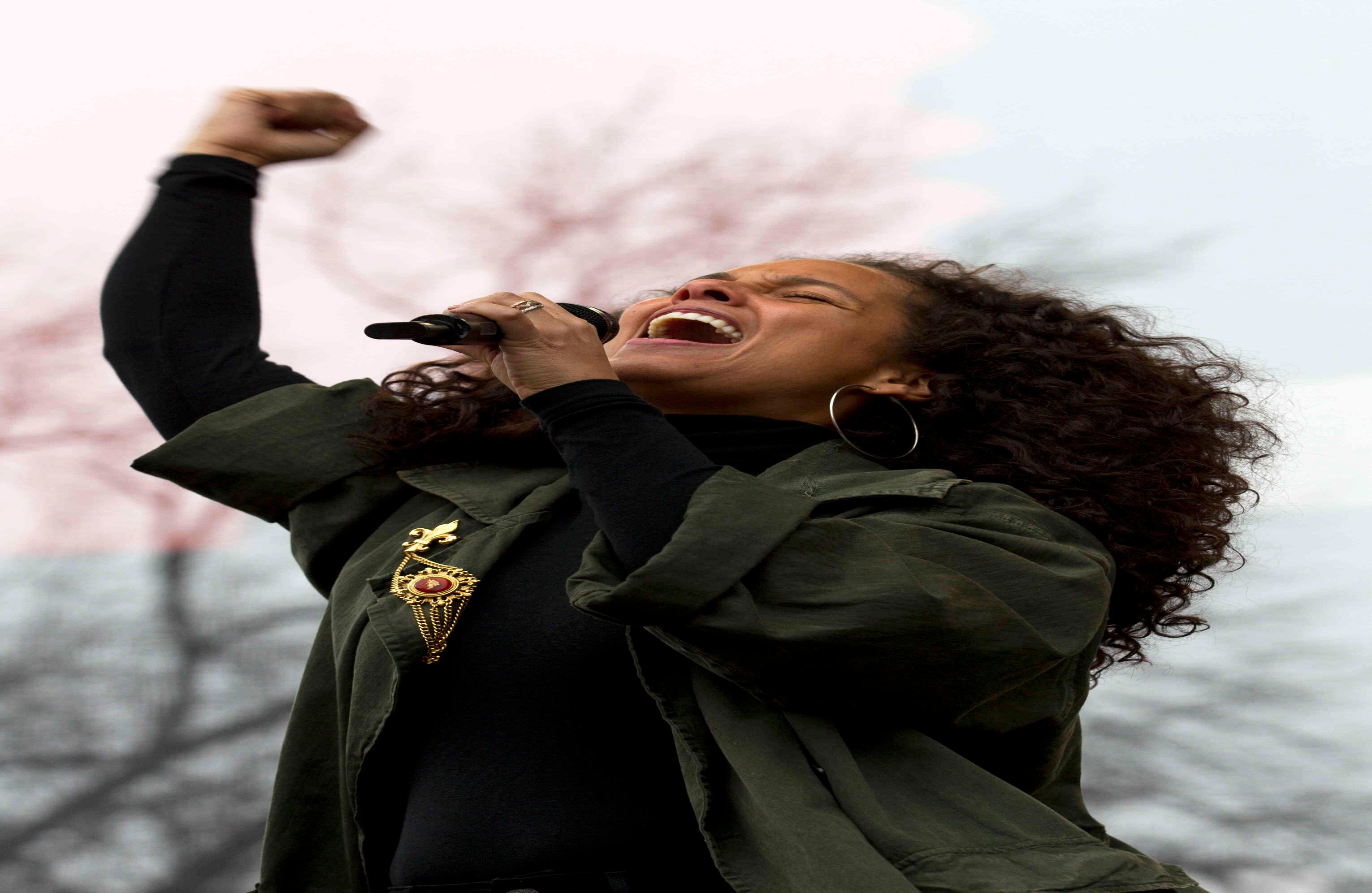 Alicia Keys también se puso la camiseta en favor de las mujeres (Foto AP  José Luis Magaña)
